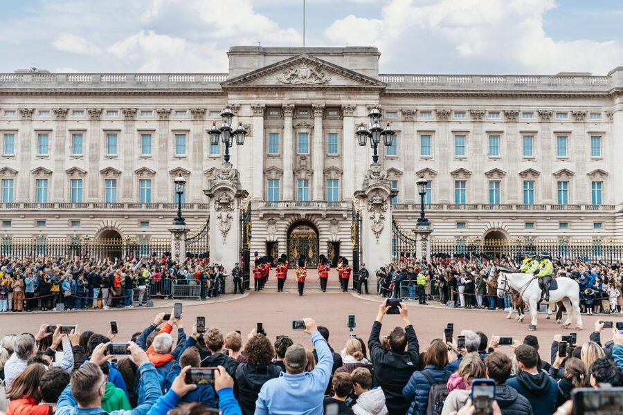 London: Changing of The Guard Tour - Why this tour works better than waiting at Buckingham Palace