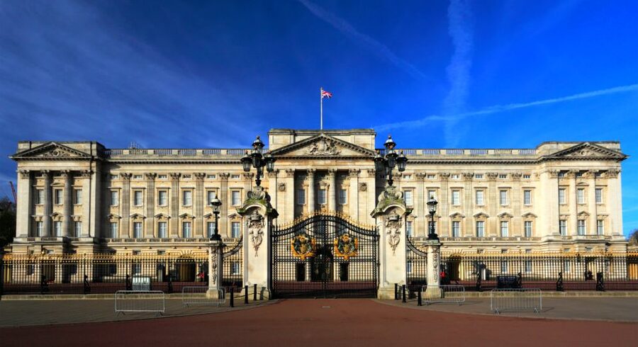 London: Changing of the Guard Tour at Buckingham Palace - Why the ceremony works better with a route