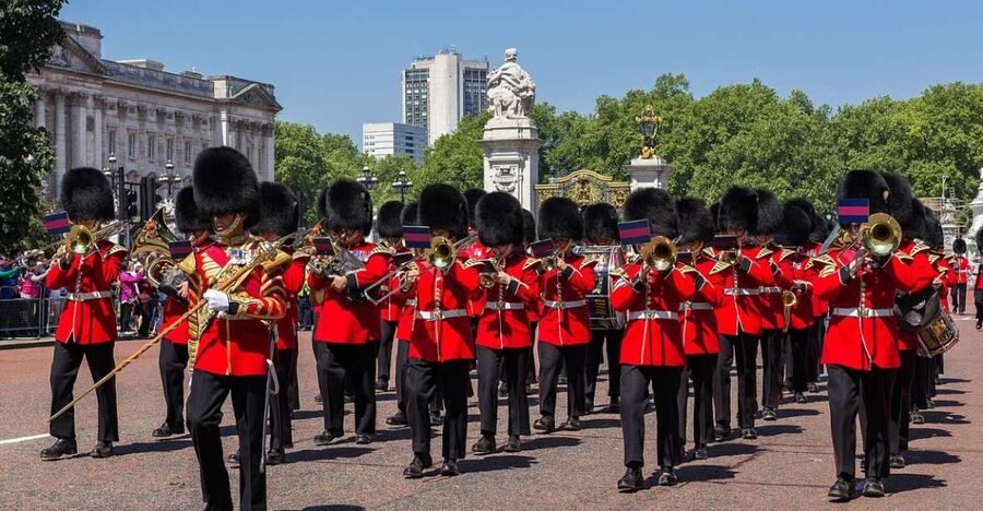 London: Changing of the Guard Tour at Buckingham Palace - Meeting at Victoria Palace Theatre