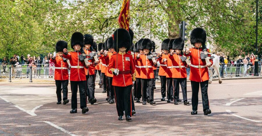 London: Changing of the Guard Tour by Buckingham Palace - Why this ceremony works better as a moving tour