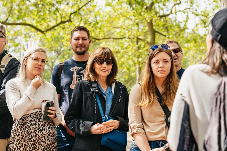 London: Changing of the Guard Tour by Buckingham Palace - Guides who add more than directions