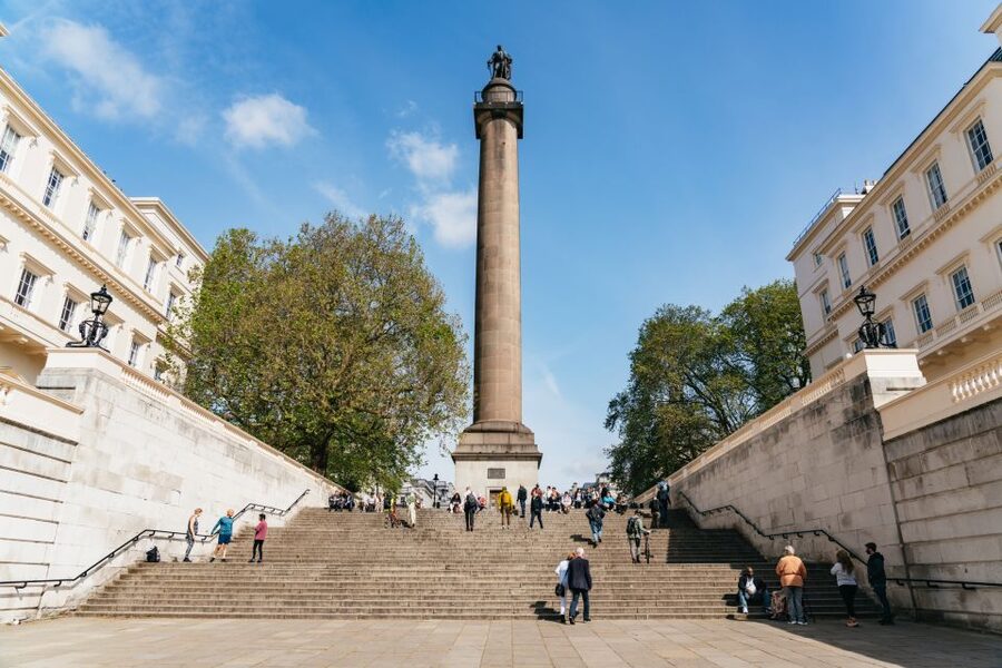 London: Changing of the Guard Tour by Buckingham Palace - Meeting at the Duke of York Monument