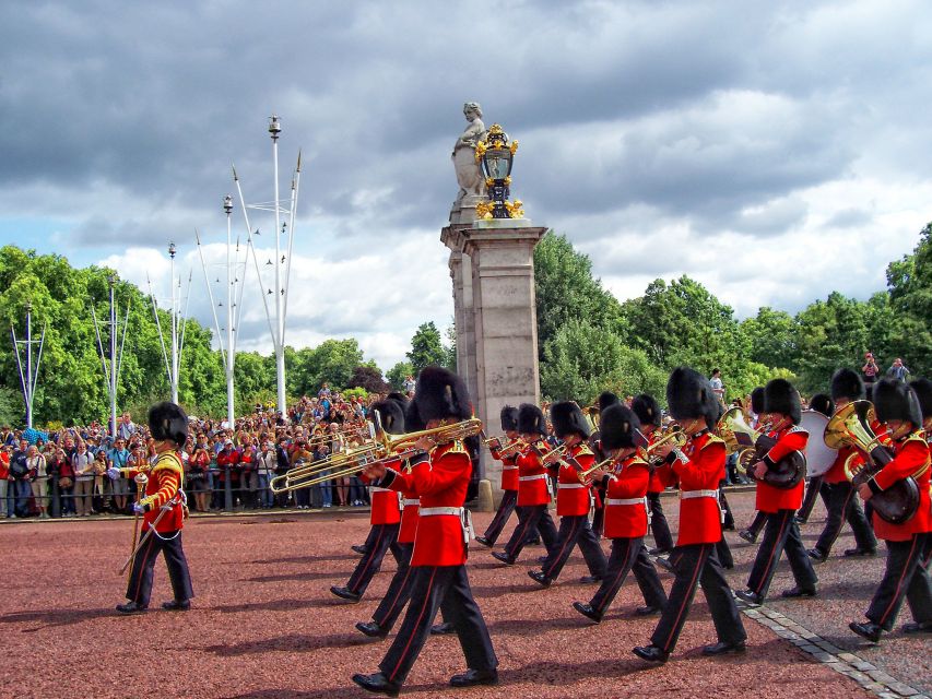 London Changing of the Guard Tour - Front Row 12 guests 2,5h - Why this Changing of the Guard tour is more than a palace photo