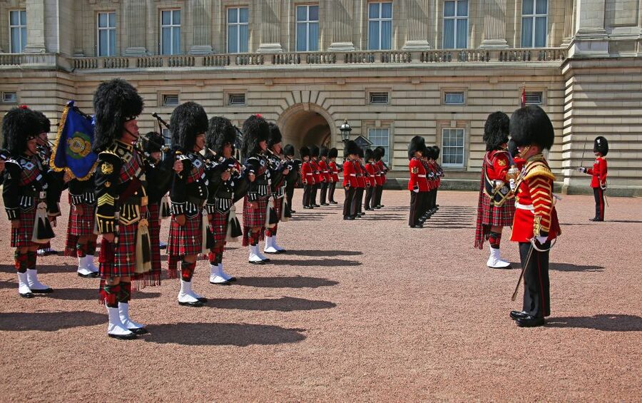 London Changing of the Guard Tour - Front Row 12 guests 2,5h - Buckingham Palace delivers the main spectacle