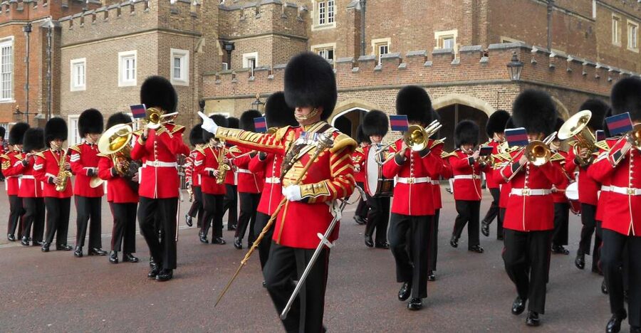 London: Changing of the Guard Walking Tour - What the guides add