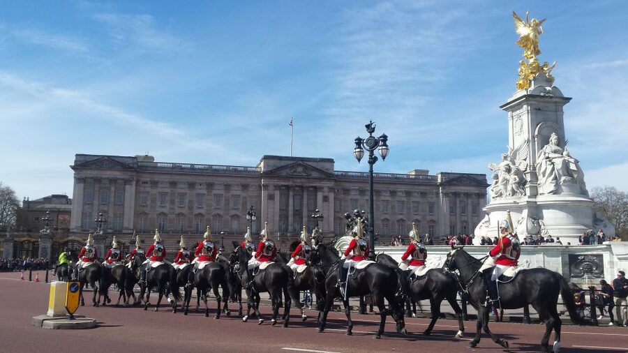 London: Changing of the Guard Walking Tour - Wellington Barracks and the guards’ movements