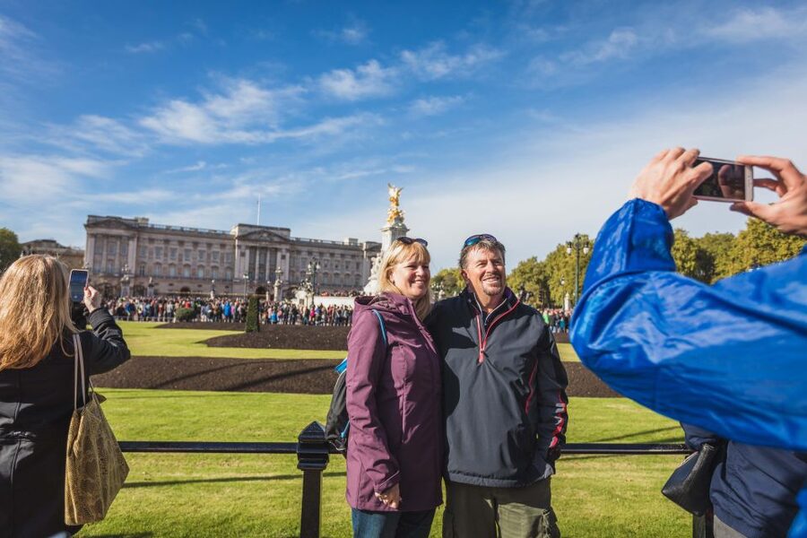 London: Changing of the Guard Walking Tour - Clarence House and the royal setting