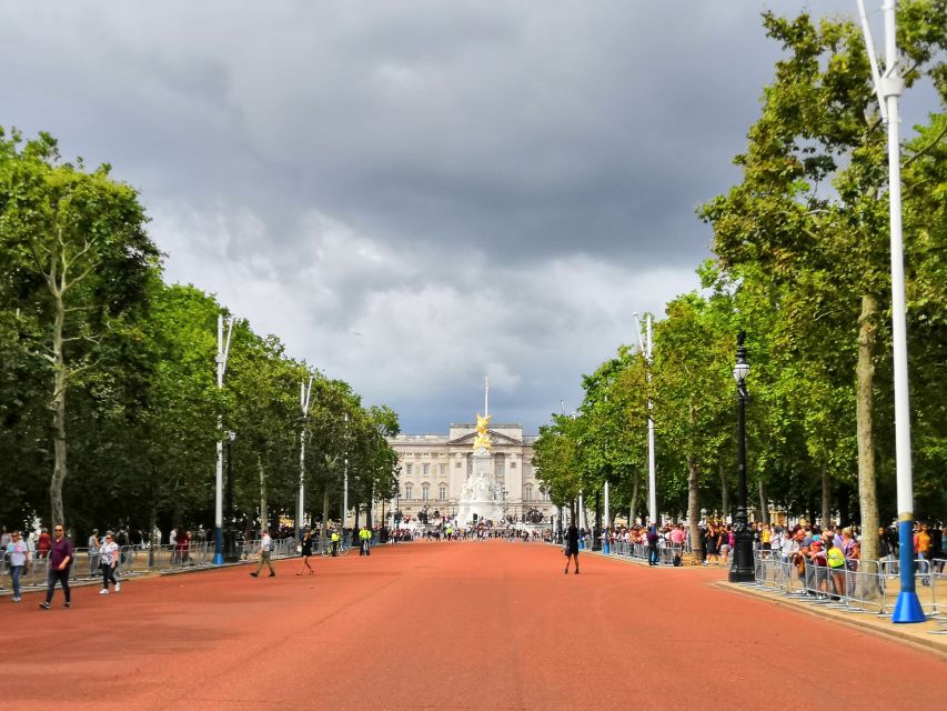 London: Changing of the Guard Walking Tour - Hearing the ceremonial band