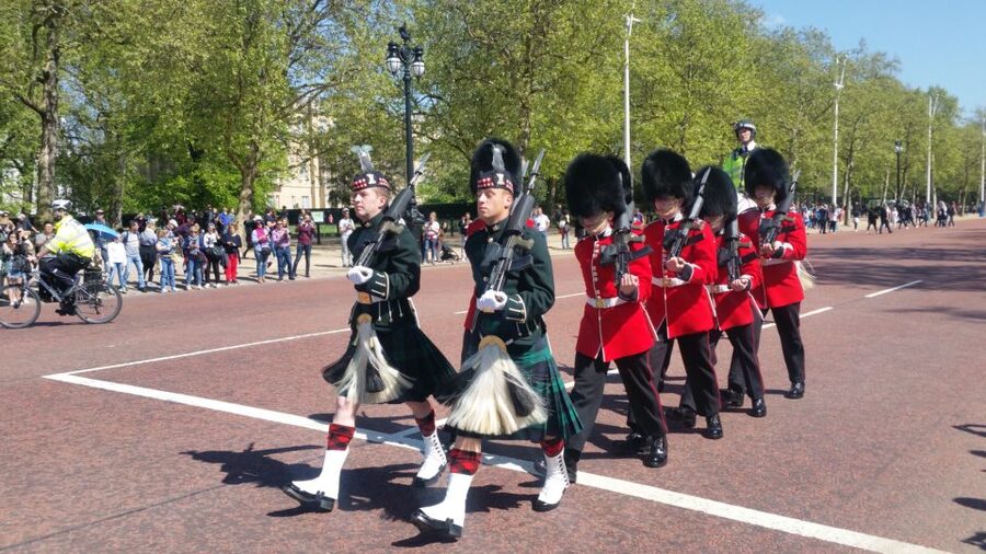 London: Changing of the Guard Walking Tour - Starting at Piccadilly Circus
