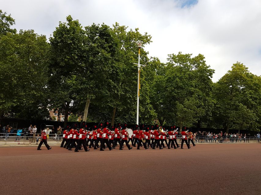 London: Changing of the Guard & Westminster Abbey - A glimpse of 10 Downing Street