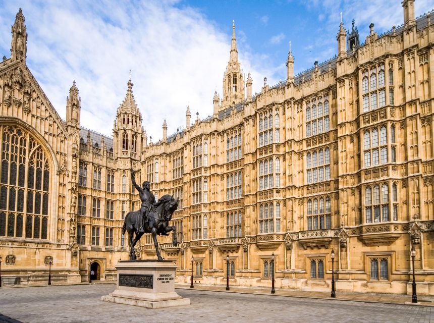 London: Changing of the Guards Ceremony Guided Walking Tour - Following the royal route to Buckingham Palace