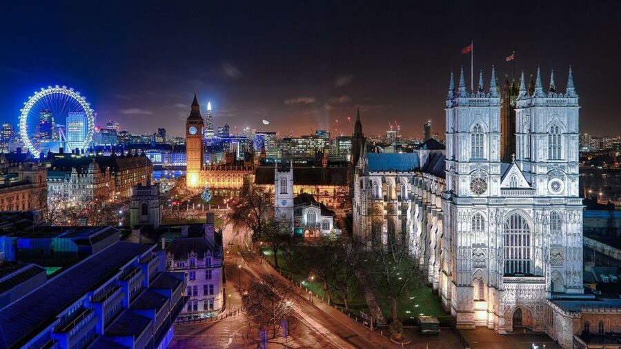 London: Christmas Eve City Tour with Dinner & Midnight Mass - Midnight Mass at St Martin-in-the-Fields