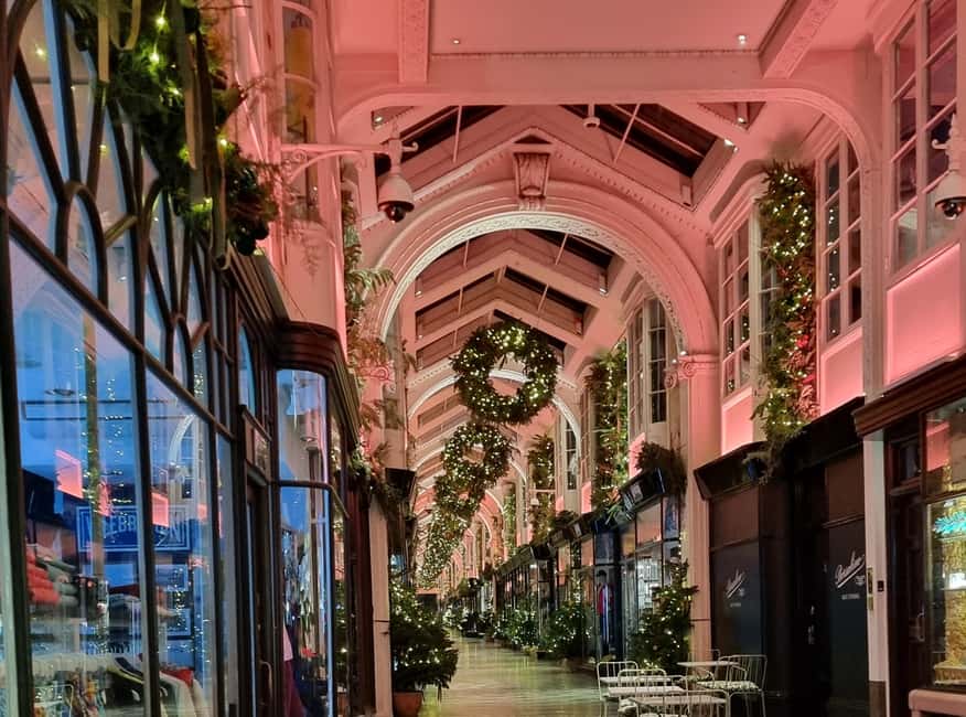 London: Christmas Lights Guided Walking Tour - What the guide adds to the evening