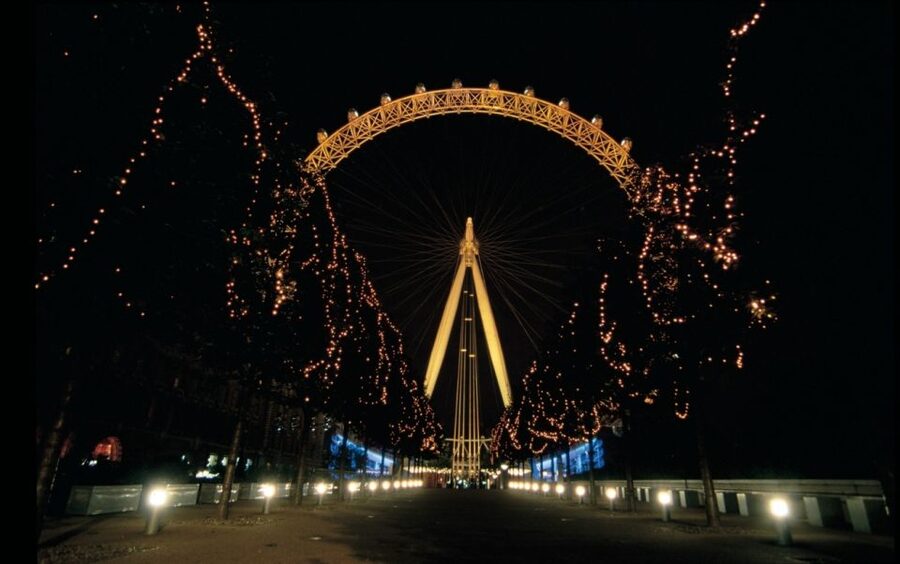 London: Christmas Lights Nighttime Bus Tour with Live Guide - Open-top views, photography, and the cold