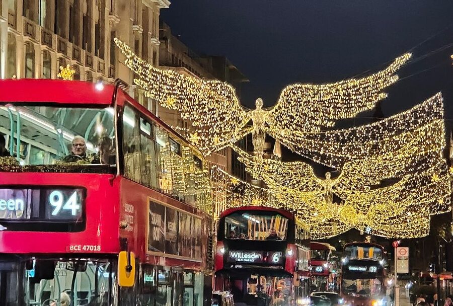 London Christmas Sparkle Walking Tour Small Group - Five festive details that make this walk different
