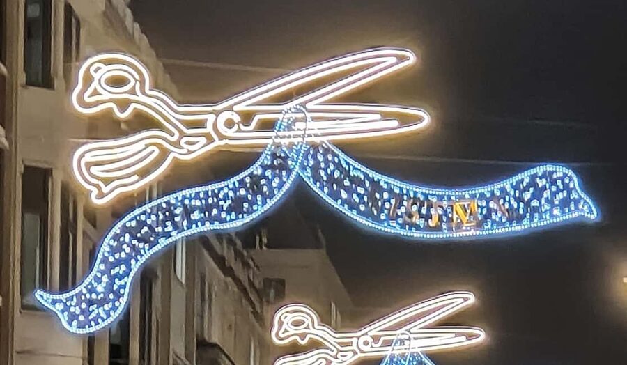 London Christmas Sparkle Walking Tour Small Group - Trafalgar Square and the secret church