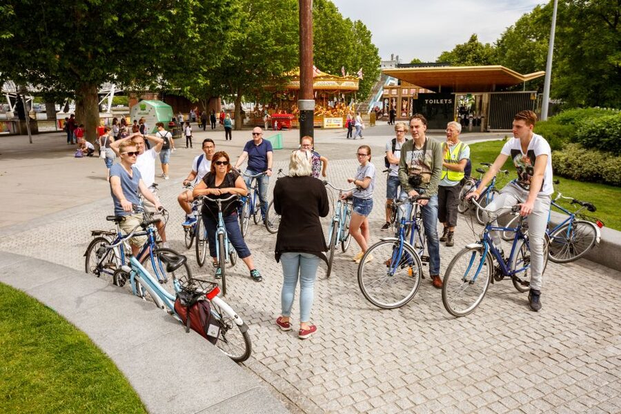 London: Classic Gold 3.5-Hour Bike Tour - Returning over Westminster Bridge