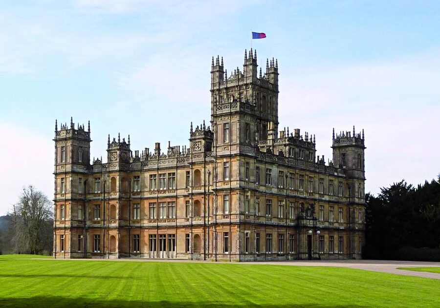 London: Downton Abbey Countryside Black Taxi VIP Tour - The countryside pause and pub lunch