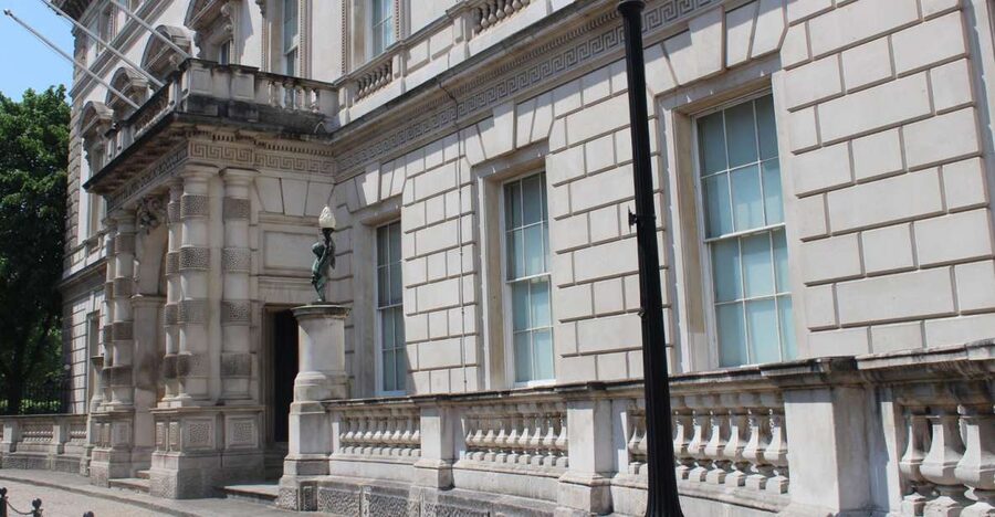 London: Downton Abbey Guided Walking Tour - Anna and Bates in a tense London sequence