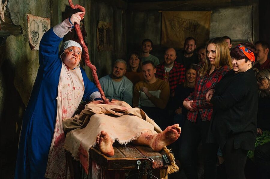 London: Entry Ticket to London Dungeon - The sets and effects: convincing, but not subtle