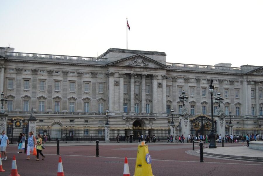 London: Famous Landmarks of the City by Car - Trafalgar Square, Nelson’s Column, and the National Gallery