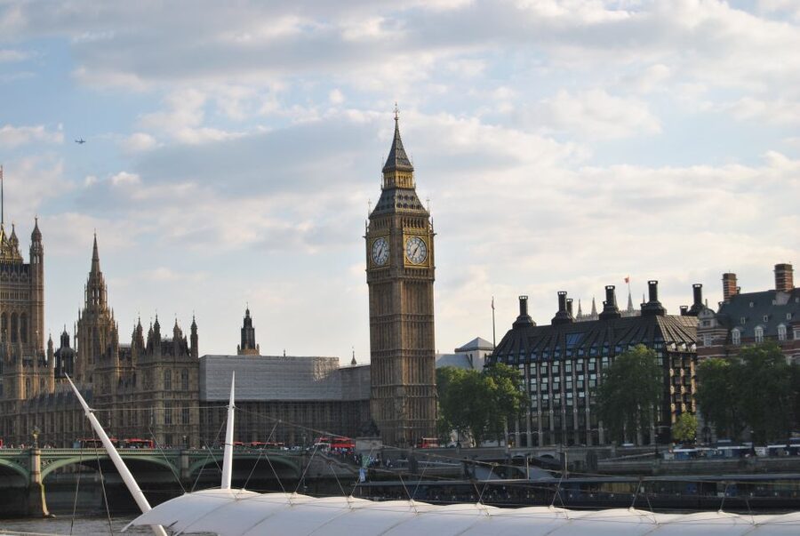 London: Famous Landmarks of the City by Car - Westminster Abbey and the Houses of Parliament