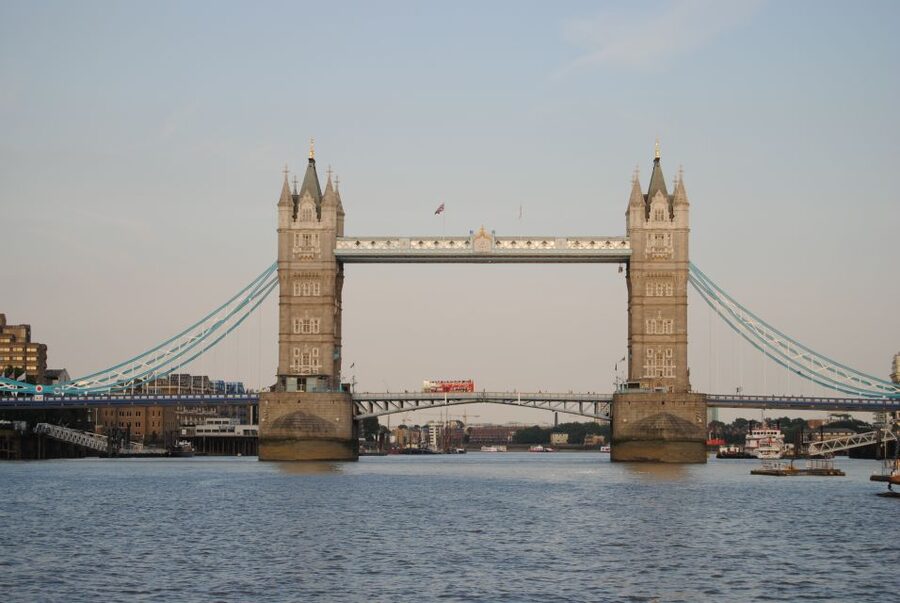 London: Famous Landmarks of the City by Car - What the guide adds to the experience