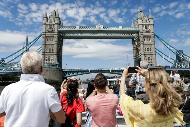 London: Fully Flexible River Thames Sightseeing Pass - Commentary, app languages, and family appeal
