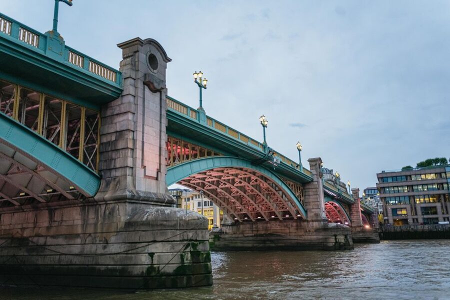 London: Ghost Walk and River Thames Boat Ride - What the guides do best
