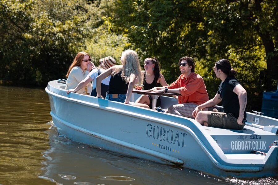 London: GoBoat Rental in Kingston upon Thames - A picnic with a view, not a restaurant meal