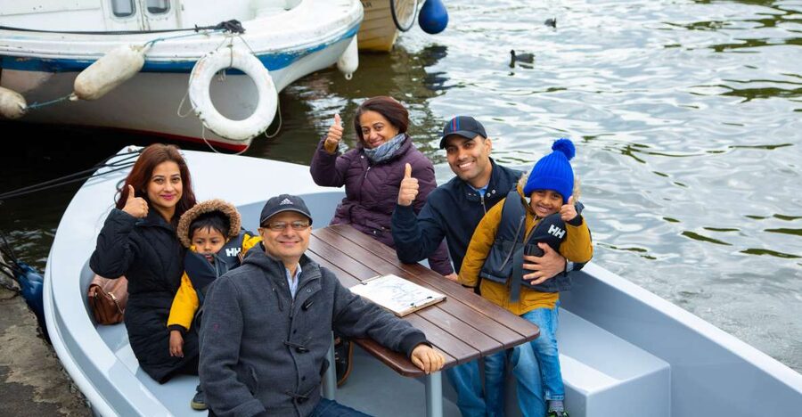 London: GoBoat Rental in Kingston upon Thames - Arriving at the GoBoat kiosk