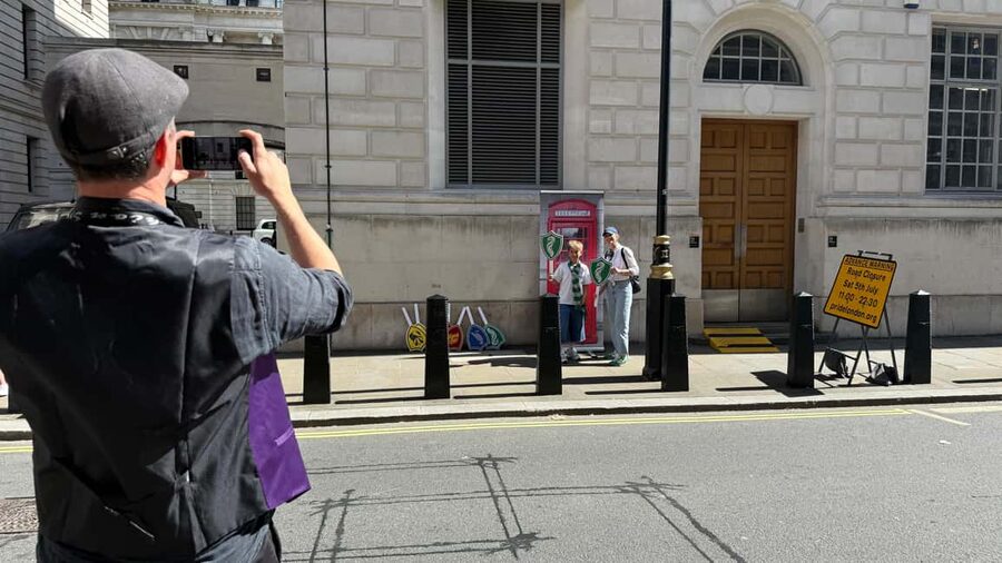 London: Guided Harry Potter Coach Tour of Locations - Film clips, quizzes, and the role of the guide