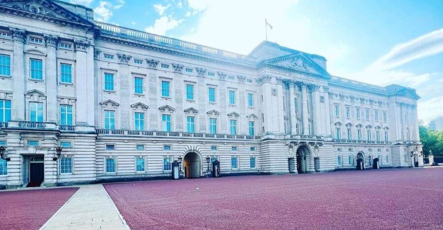 London: Guided Walking Tour with Changing Of The Guard - Seeing the King’s Guard at the right time