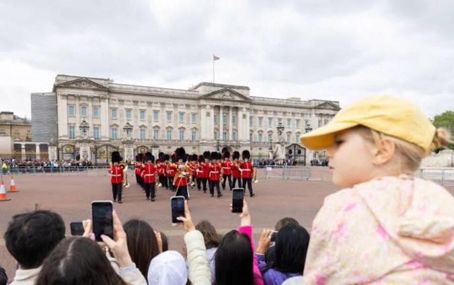 London: Guided Walking Tour with Changing Of The Guard - Starting at Green Park and Buckingham Palace
