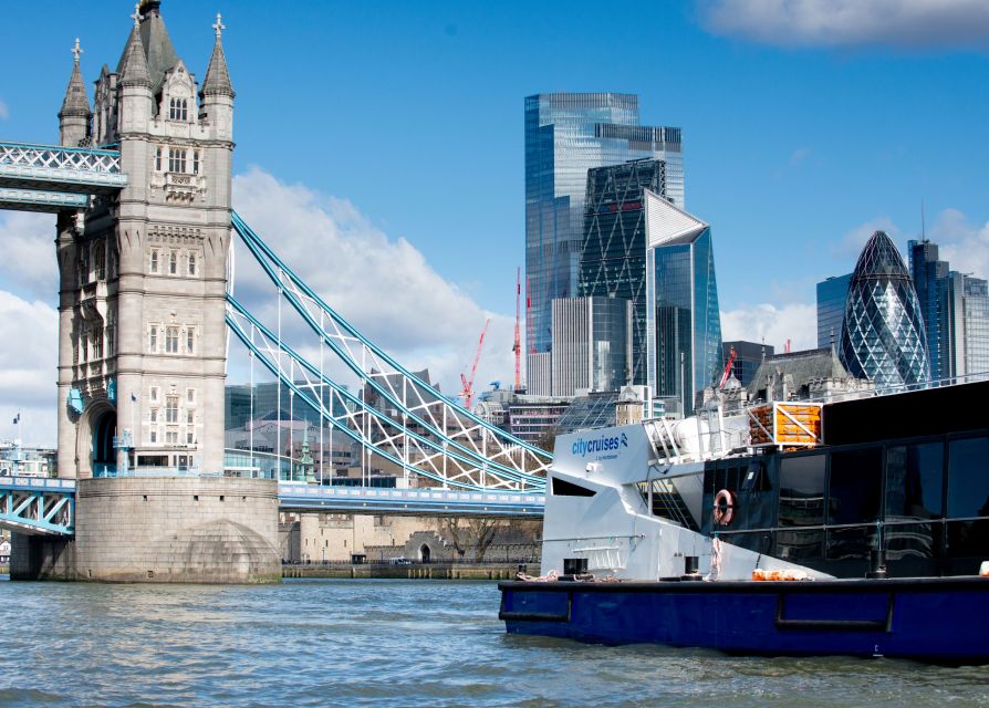London: Harry Potter Walk, Hop-on Hop-off Bus Tour & Cruise - Starting at Trafalgar Square and finding the guide