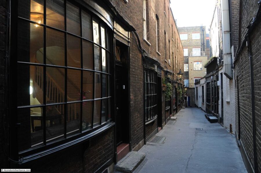 London: Harry Potter Walking Tour and River Thames Cruise - Southwark, London Bridge, and the final Potter stops