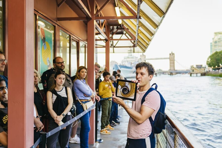 London: Harry Potter Walking Tour in German - London Eye, Sherlock Holmes’ Pub, and Great Scotland Yard