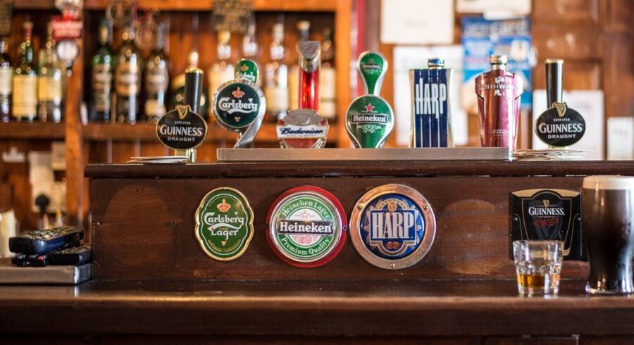 London: Historic London Pub Walking Tour - What the guides add to the experience