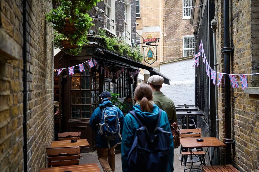 London: Historic Pubs, British Ales & Classic Dishes - The Old Bell Tavern and Fleet Street stories