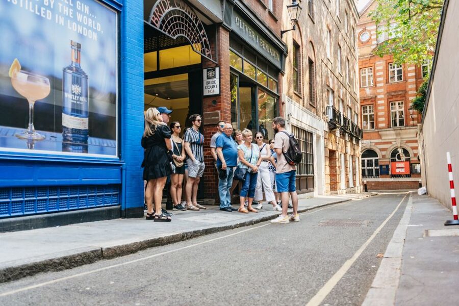 London: Historic Pubs of Central London Walking Tour - Starting outside St Paul’s and entering London’s drinking past