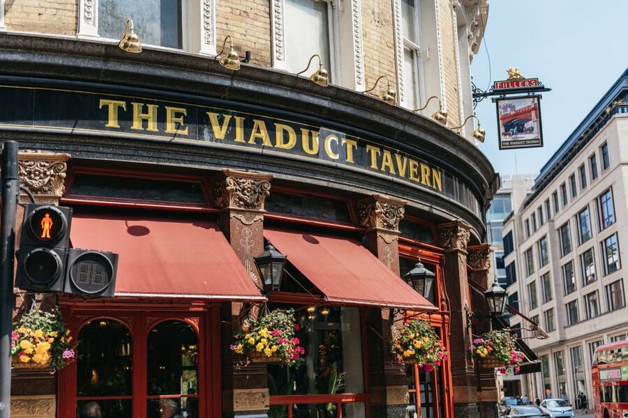 London: Historic Pubs of Central London Walking Tour - The group atmosphere is part of the experience