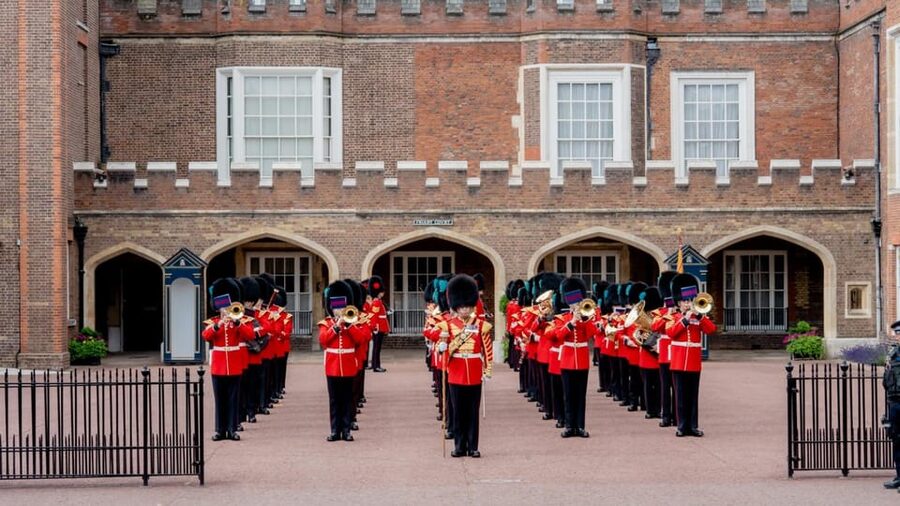 London: Hop-On Hop-Off Pass with Thames River Cruise 24 Hrs - The Landmarks Tour, a two-and-a-half-hour city primer
