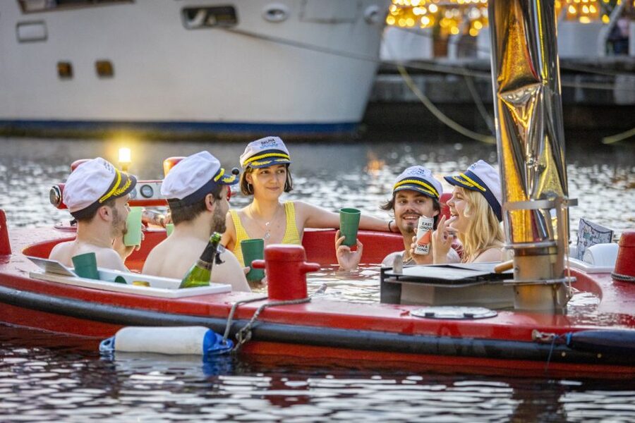 London: Hot Tub Boat Guided Historical Docklands Cruise - The 75-minute route around Canary Wharf