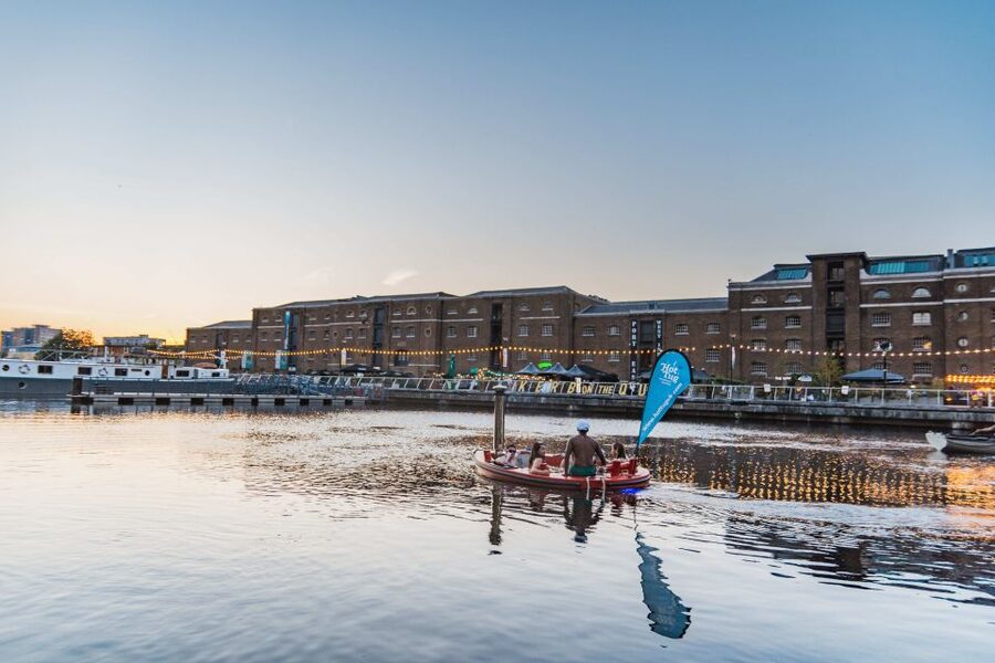 London: Hot Tub Boat Guided Historical Docklands Cruise - Who should book this experience?