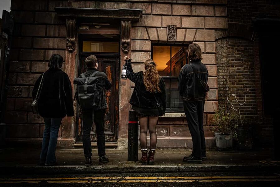 London: Interactive Jack the Ripper Walking Tour - Building the case with the interactive detective pack