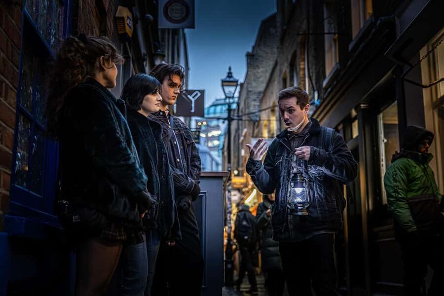 London: Interactive Jack the Ripper Walking Tour - The guides make or break the evening