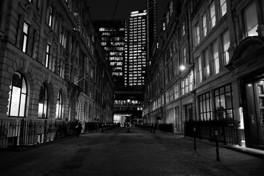 London: Jack the Ripper Tour and Underground Prison in Spanish - The Viaduct Tavern and the included £4 credit