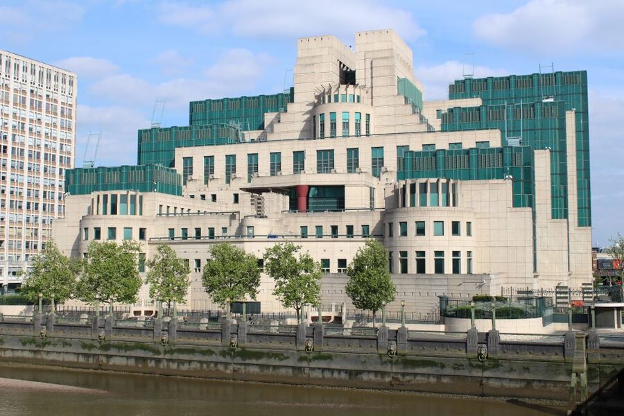 London: James Bond Filming Locations Bus Tour - No Time to Die and the modern Bond era