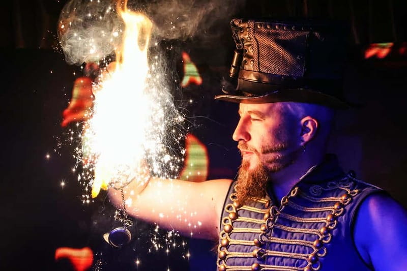 London: Kabaret Exposé - The candlelit mood and adult tone