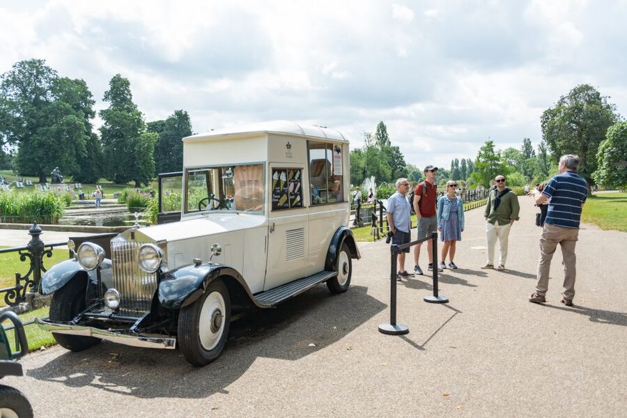 London: Kensington Palace Gardens Tour with Royal High Tea - Walking through formal flower beds and water features